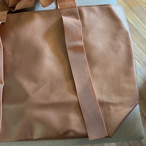 Saks Fifth Avenue PVC Metallic Rose Gold Tote Bag - Picture 3 of 12